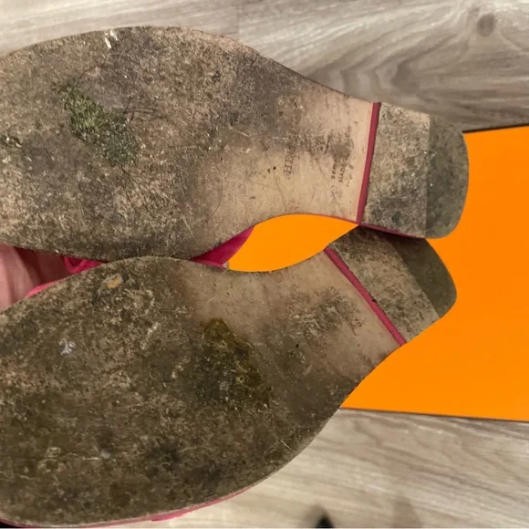 Hermès Oran Sandals 
Authentic 
Worn 
7.5
Suede Hot Pink - Picture 4 of 4